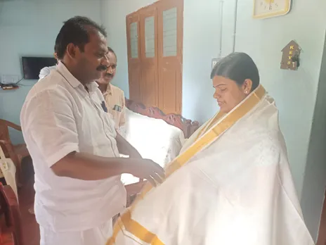 ഭാരതിയാർ യൂണിവേഴ്സിറ്റിയിൽ നിന്നും സോഷ്യൽ വർക്കിൽ പിഎച്ച്ഡി നേടിയ സാന്ദ്രയെ അനുമോദിച്ചു
