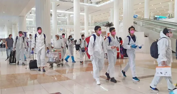 ഐപിഎല്‍ മത്സരങ്ങള്‍ക്കായി പിപിഇ കിറ്റ് ധരിച്ച് താരങ്ങള്‍ പറന്നിറങ്ങി. കോവിഡ് പരിശോധന നെഗറ്റീവായാല്‍ പരിശീലനം തുടങ്ങാം. മത്സരം തുടങ്ങുന്നത് സെപ്റ്റംബര്‍ 19 മുതല്‍