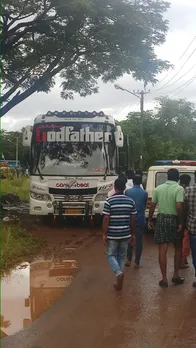 ടാക്സ് വെട്ടിപ്പ് നടത്തിയോടുന്ന ടൂറിസ്റ്റ് ബസ് മോട്ടോർ വാഹന വകുപ്പ് ഉദ്യോഗസ്ഥർ പിടികൂടി