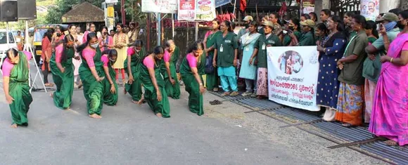 ഹരിതകർമ്മ സേനയ്ക്ക് ഐക്യദാർഢ്യം: പാലക്കാട് കുടുംബശ്രീയുടെ ആഭിമുഖ്യത്തില്‍ ഫ്ലാഷ് മോബ് സംഘടിപ്പിച്ചു