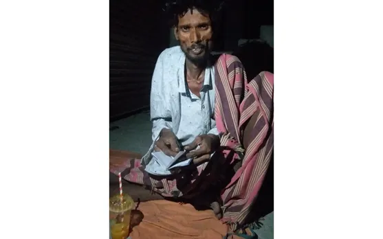കാരുണ്യം വറ്റാത്ത കാക്കി ധാരികൾ... ഭക്ഷണം കഴിക്കാതെ അവശനായ യുവാവിനെ ആശുപത്രിയില്‍ എത്തിച്ച് സഹജീവികളോടുള്ള കാരുണ്യം തെളിയിച്ച് പാലക്കാട് ടൗൺ പോലീസ് കൺട്രോൾ റൂമിലെ പോലീസുകാർ