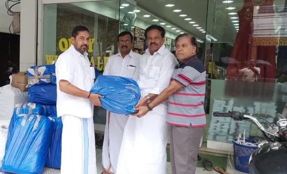 ദുരിതാശ്വാസ ക്യാമ്പുകളിലേക്കുള്ള പുതപ്പുകൾ സന്തോഷ് മണർകാടിൽ നിന്നും ജോർജ് കുളങ്ങര ഏറ്റുവാങ്ങി