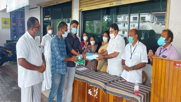 പാലാ നഗരസഭയിലെ ശുചീകരണ തൊഴിലാളികൾക്കു ആരോഗ്യ സംരക്ഷണ കിറ്റ് വിതരണം ചെയ്തു