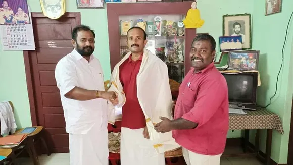 കൊറോണ പ്രതിരോധ പ്രവര്‍ത്തനം :പാലക്കാട്‌ അഗ്നി രക്ഷാ നിലയത്തിലെ ഫയർ ആൻഡ് റെസ്ക്യൂ ഓഫീസർ കണ്ണദാസിനെ എന്‍വൈസി സംസ്ഥാന പ്രസിഡന്റ് ഷെനിൻ മന്ദിരാട് വീട്ടിൽ എത്തി ആദരിച്ചു