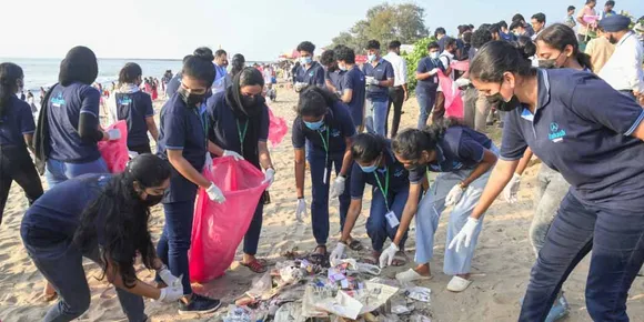 ആകാശ് ബൈജൂസ് വിദ്യാര്‍ഥികള്‍ കോഴിക്കോട് ബീച്ച് ശുചീകരിച്ചു