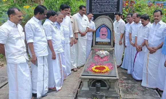 കേരള കോണ്‍ഗ്രസ് (എം) കോട്ടയം ജില്ലാ ഭാരവാഹികള്‍ കെ.എം മാണിസാറിന്റെ കല്ലറയില്‍ പ്രാര്‍ത്ഥിച്ചു പുഷ്പചക്രം സമര്‍പ്പിച്ചു; ഭാരവാഹികളുടെ പ്രഥമ യോഗം ചേര്‍ന്നു
