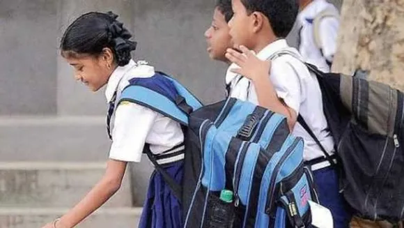 സംസ്ഥാനത്ത് സ്‌കൂളുകള്‍ തുറക്കുന്നത് ഓഗസ്റ്റ് മാസത്തിലെ കോവിഡ് വ്യാപനം വിലയിരുത്തിയതിന് ശേഷം: രോഗവ്യാപനം കുറവുള്ള മേഖലകളില്‍ പരീക്ഷണാടിസ്ഥാനത്തില്‍ സ്‌കൂളുകള്‍ തുറക്കാന്‍ ശ്രമിക്കുമെന്ന് പൊതുവിദ്യാഭ്യാസ വകുപ്പ്:  സെപ്തംബറിലും സ്‌കൂളുകള്‍ തുറക്കാനായില്ലെങ്കില്‍ സിലബസ് വെട്ടിച്ചുരുക്കും