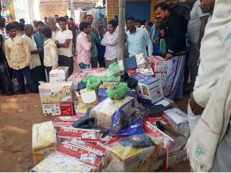 വോട്ടിനുപകരം പാരിതോഷികമായി വീടുകളിൽ വിതരണം ചെയ്ത സാധനങ്ങൾ തിരിച്ചു ചോദിച്ച്  തെരഞ്ഞെടുപ്പിൽ തോറ്റ നേതാവ്. സാധനങ്ങൾ നഗരമദ്ധ്യത്തിൽ കൂട്ടിയിട്ട് ജനങ്ങൾ ! നാടിനൊത്ത നേതാക്കളും ജനങ്ങളും !