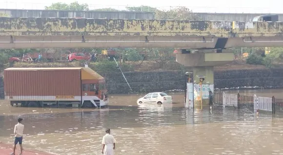 കളമശ്ശേരി കണ്ടെയ്‌നർ റോഡിൽ ഇന്നലെ പെയ്ത മഴയിൽ വെള്ളക്കെട്ട്; മൂന്ന് വാഹനങ്ങൾ കുടുങ്ങി