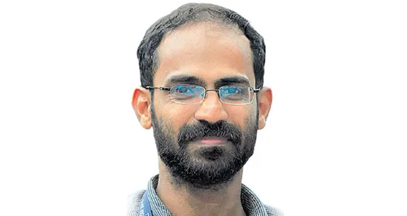 കാശില്ലാത്തതുകൊണ്ട് ഉച്ചയായപ്പോള്‍ വിശപ്പില്ലെന്ന് പറയും… 8 വര്‍ഷം മുമ്പ് തുടങ്ങിയ വീടുപണി ഇനിയും തീര്‍ന്നിട്ടില്ല. 3 മാസംമുമ്പ് വീട്ടില്‍ പോയിവന്നത് ട്രെയിനില്‍. അങ്ങനൊരാളോടാണ് പോലീസിന്‍റെ കണക്കില്‍ കലാപങ്ങള്‍ക്ക് പണമൊഴുക്കുന്ന ഭീകര ദല്ലാളായി ജയിലില്‍ കഴിയുന്ന സിദ്ദിഖ് കാപ്പന്‍ - മലയാളി മാധ്യമപ്രവര്‍ത്തകന്‍ പികെ മണി‍കണ്ഠന്‍റെ ഫേസ്ബുക്ക് കുറിപ്പ്