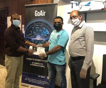 നാടണയാൻ കൊതിക്കുന്നവർക്ക് സഹായഹസ്തവുമായി ഇന്ത്യൻ സോഷ്യൽ ഫോറം; ആദ്യ വിമാന ടിക്കറ്റ് കൈമാറി