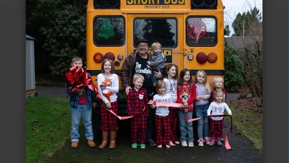 പേരക്കുട്ടികള്‍ക്ക് മുത്തഛന്റെ വക ക്രിസ്മസ് സമ്മാനം സ്‌കൂള്‍ ബസ്.