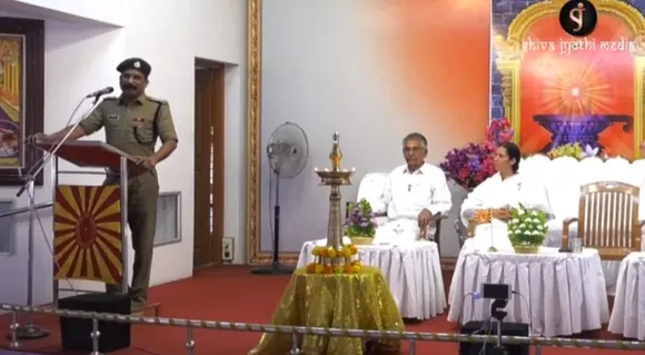 മകളെവിടെയെന്നറിയാന്‍ അവള്‍ക്ക് മൊബൈല്‍ വാങ്ങിക്കൊടുത്തിട്ട് ഒടുവില്‍ മകളും മൊബൈലും എവിടെയെന്ന് അന്വേഷിക്കേണ്ട അവസ്ഥയിലാണ് നാടിന്റെ സ്ഥിതി - വൈറലായി ഡി വൈ എസ് പി ജി. ഡി. വിജയകുമാറിന്റെ പ്രസംഗം