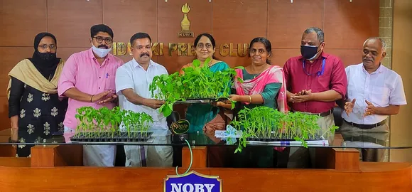 ഇടുക്കി മുൻസിപ്പൽ കൃഷി ഭവൻ മാധ്യമ പ്രവർത്തകർക്ക് പച്ചക്കറി തൈകൾ കൈമാറി