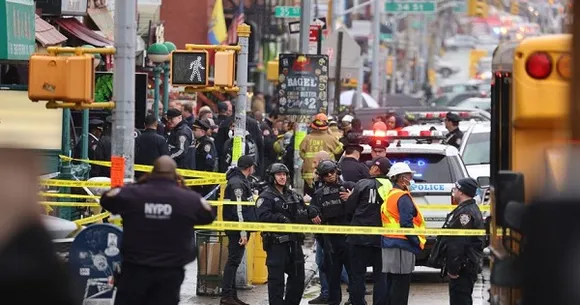 ഭൂഗര്‍ഭ റെയില്‍വേ സ്‌റ്റേഷനില്‍ മുഖംമൂടിധാരിയുടെ വെടിവയ്പ്; 13 പേര്‍ക്ക് പരിക്ക്; ന്യൂയോർക്ക് നഗരത്തെ വിറപ്പിച്ച് അക്രമി