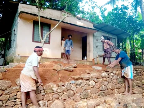 പാലാ നഗരസഭാ കൗൺസിലറും മുൻ കൗൺസിലും കയ്യാലപ്പണിക്കാരായി ; പാവപ്പെട്ട കുടുംബത്തിലെ വിധവയായ വീട്ടമ്മയുടെ വീട്ടു മതിൽ ഇടിഞ്ഞത് ഒറ്റ ദിവസം കൊണ്ട് പുനർ നിർമ്മിച്ചു