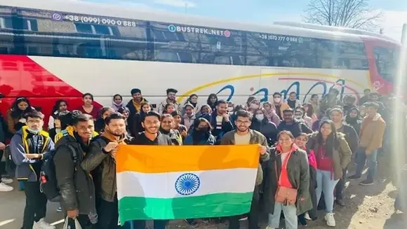 യുക്രൈനിലെ ഇന്ത്യൻ വിദ്യാർത്ഥികളെ അതിർത്തി രാജ്യങ്ങളിലേക്ക് എത്തിച്ച് തിരികെയെത്തിക്കാനുള്ള ഇന്ത്യൻ ശ്രമം പുരോഗമിക്കുന്നു; മൂന്ന് ബസുകളിലായി റൊമാനിയയിലേക്ക് പോയ വിദ്യാർത്ഥികൾ ബുക്കാറസ്റ്റ് വിമാനത്താവളത്തിൽ എത്തി