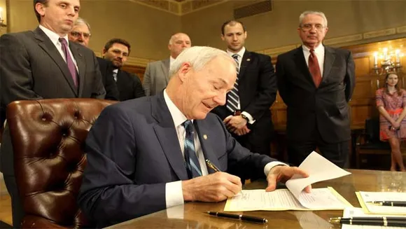 അര്‍ക്കന്‍സാസില്‍ പൂര്‍ണ്ണമായി ഗര്‍ഭഛിദ്രം നിരോധിക്കുന്ന ബില്ലില്‍ ഗവര്‍ണ്ണര്‍ ഒപ്പുവച്ചു