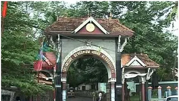 ശബരിമല ഒഴികെയുള്ള എല്ലാ ക്ഷേത്രങ്ങളിലും  ചിങ്ങം ഒന്നു മുതൽ ഭക്തർക്ക് പ്രവേശനം അനുവദിക്കാൻ തീരുമാനിച്ചു:  ഒരു സമയം 5 പേർ എന്ന നിലയിൽ ഭക്തർക്ക് ക്ഷേത്രത്തിനുള്ളിലേക്കുള്ള പ്രവേശനം ക്രമീകരിക്കും: 10 വയസ്സിന് താഴെയുള്ളവരെയും 65 വയസ്സിന് മുകളിലുമുള്ളവരെയും ഇപ്പോൾ ക്ഷേത്രത്തിനുള്ളിൽ  പ്രവേശിപ്പിക്കില്ല: ക്ഷേത്ര ദർശനത്തിന് എത്തുന്ന എല്ലാപേരും മാസ്ക് ധരിക്കണം: ആദ്യം വരുന്നവർ ആദ്യം എന്ന രീതിയിൽ ഭക്തരുടെ പ്രവേശനം ക്രമീകരിക്കും