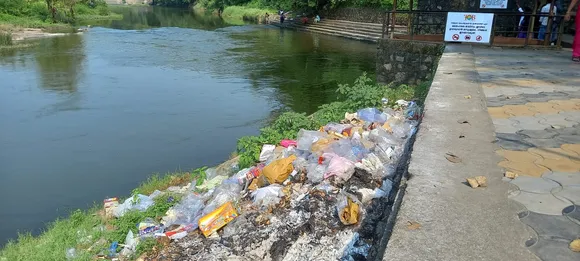 കൽപ്പാത്തി പുഴയിൽ പ്ലാസ്റ്റിക് മാലിന്യങ്ങൾ കത്തിച്ച നിലയിൽ