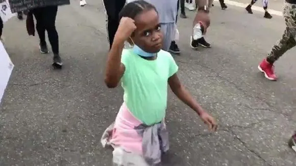 മുഷ്ടി ചുരുട്ടി മുദ്രാവാക്യം വിളിച്ച് വൈന്റ അമര്‍ പ്രതിഷേധക്കാര്‍ക്കൊപ്പം