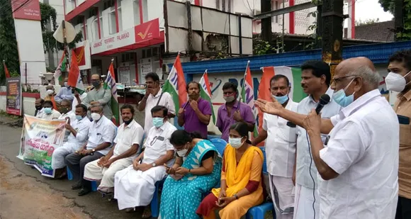 പൊതുമേഖലാ സ്ഥാപനങ്ങള്‍ വിറ്റുതുലയ്ക്കുന്നതിനെതിരെ ഐഎൻടിയുസി പാലക്കാട് പോസ്റ്റോഫീസ് ധർണ്ണ നടത്തി