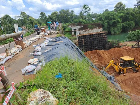 ചേർപ്പുങ്കൽ സമാന്തര പാലം നിർമ്മാണത്തിനുള്ള ഇരുമ്പ് ഗർഡറുകൾ സ്ഥാപിച്ചു. നിര്‍മ്മാണ പ്രവര്‍ത്തനങ്ങള്‍ക്കിടെ വീണ്ടും എംഎല്‍എയുടെ ഫോട്ടോ ഷൂട്ട് ! 