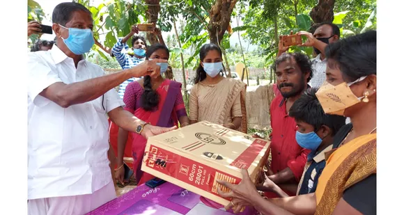 നിർധന കുടുംബത്തിലെ വിദ്യാർത്ഥികളുടെ പഠനത്തിനായി പാലക്കാട് കെഎസ്ഇബി എംപ്ലോയിസ് കോ-ഓപ്പറേറ്റീവ് സൊസൈറ്റിയുടെ നേതൃത്വത്തിൽ ടെലിവിഷൻ വിതരണം ചെയ്തു