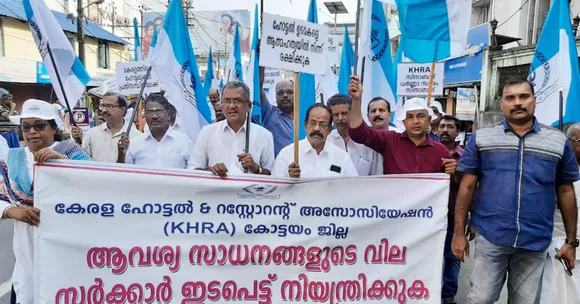 ദോശയ്‌ക്കൊപ്പം ഉള്ളിയില്ലാത്ത ഓംലറ്റ് ഉണ്ടാക്കി കോട്ടയത്ത് ഹോട്ടല്‍ ആന്‍ഡ് റസ്‌റ്റോറന്റ് അസോസിയേഷന്റെ പ്രതിഷേധം