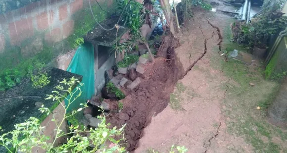 തച്ചംപൊയിലിൽ വീടിന് മുകളിലേക്ക് മതിൽ ഇടിഞ്ഞ് വീണു