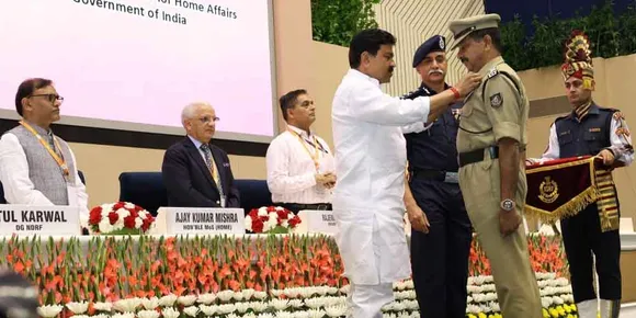 അതിർത്തി രക്ഷാ സേനയിൽ മുപ്പത്തി ഒൻപത് വർഷമായി സേവനം അനുഷ്ഠിക്കുന്ന ഇൻസ്പെക്ടർ മാത്യു വർഗ്ഗീസ് സുത്യർഹ സേവനത്തിനുള്ള രാഷ്ട്രപതിയുടെ പോലീസ് മെഡൽ മിനിസ്റ്റർ ഓഫ് സ്റ്റേറ്റ് ഫോർ ഹോം അജയ് കുമാർ മിശ്രയിൽ നിന്നും ഏറ്റു വാങ്ങി