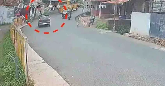 മലപ്പുറത്ത് ഓടിക്കൊണ്ടിരുന്ന സ്‌കൂള്‍ ബസിന്റെ പിൻവാതില്‍ തുറന്ന് വിദ്യാര്‍ത്ഥി തെറിച്ചുവീണു