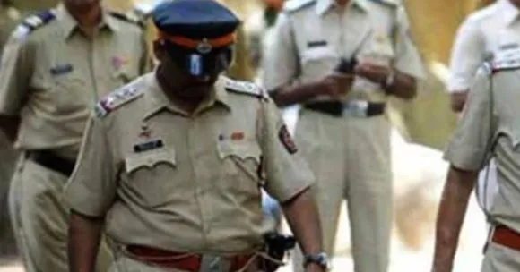തര്‍ക്കത്തിനൊടുവില്‍ ഇരുമ്പുവടി കൊണ്ട് അടിച്ച് ഭാര്യയെ കൊലപ്പെടുത്തി, ഭര്‍ത്താവ് ഒളിവില്‍; വാതില്‍ പുറത്തുനിന്ന് അടച്ച് അച്ഛന്‍ കടന്നുകളഞ്ഞതായി മക്കള്‍