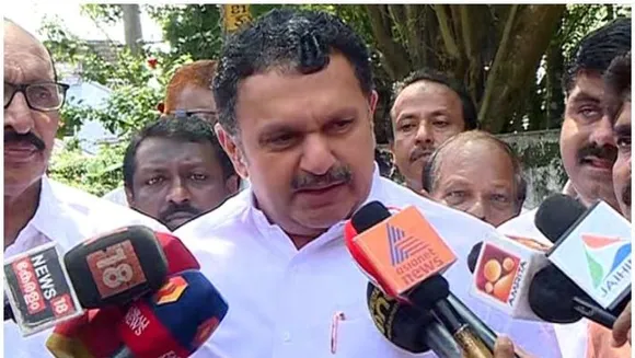 നിങ്ങൾ എന്റെ കണ്ണിലെ കെട്ടുകൾ അഴിയ്ക്കൂ, എന്റെ മുന്നിൽ നിന്ന് നെഞ്ചിലേക്ക് വെടിയുതിർക്കൂ, എനിക്ക് ഈ മണ്ണിൽ മുഖം ചേർത്തു മരിക്കണം എന്ന് അന്ത്യാഭിലാഷമായി ബ്രിട്ടീഷുകാരുടെ മുഖത്ത് വിരൽചൂണ്ടി പറഞ്ഞ ധീരനായ പോരാളിയാണ് വാരിയംകുന്നത്ത് കുഞ്ഞഹമ്മദ്ഹാജി; വൈറല്‍ കുറിപ്പുമായി കെ മുരളീധരന്‍