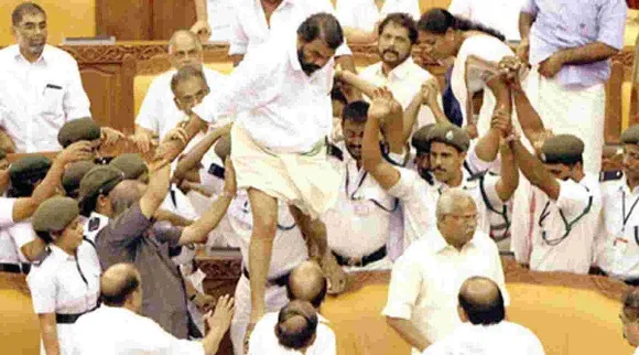 നിയമസഭാ കൈയ്യാങ്കളിക്കേസിൽ സർക്കാരിന് മുന്നിലുള്ളത് ഒറ്റവഴി, ഏതു വിധേനയും വിചാരണ നീട്ടുക. സർക്കാർ ഭയക്കുന്നത് 2 തിരിച്ചടികൾ. രണ്ടുവർഷം ശിക്ഷിക്കപ്പെട്ടാൽ സർക്കാരിന്റെ ഭാഗമായ മന്ത്രി ശിവൻകുട്ടിക്കും കെ.ടി.ജലീൽ എം.എൽ.എയ്ക്കും ഔദ്യോഗികസ്ഥാനങ്ങൾ നഷ്ടപ്പെടാം. ആറുവർഷം തിരഞ്ഞെടുപ്പിൽ മത്സരിക്കുന്നതിന് അയോഗ്യതയുണ്ടാവാം. കേസ് റദ്ദാക്കാനാവില്ലെന്ന് സുപ്രീംകോടതിയും പറഞ്ഞതോടെ, വിചാരണ നീട്ടാൻ തന്ത്രം മെനഞ്ഞ് സർക്കാർ