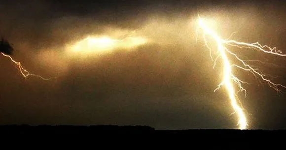 സംസ്ഥാനത്ത് ഈ മാസം മൂന്നാം തീയതി വരെ ഒറ്റപ്പെട്ട സ്ഥലങ്ങളിൽ ശക്തമായ മഴക്കും കാറ്റിനും സാധ്യത: ഇടിമിന്നൽ ജാഗ്രതാ നിർദ്ദേശങ്ങൾ പാലിക്കണമെന്ന് നിർദ്ദേശം