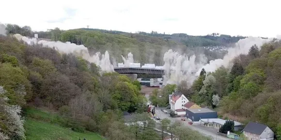 ജര്‍മനിയിലെ 17,000 ടണ്‍ കോണ്‍ക്രീറ്റ് പാലം തകര്‍ത്തത് നിമിഷനേരം കൊണ്ട്