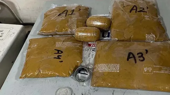 മുംബൈ വിമാനത്താവളത്തിൽ 8 കിലോ സ്വർണ്ണവുമായി രണ്ട്‌ പേർ പിടിയിൽ