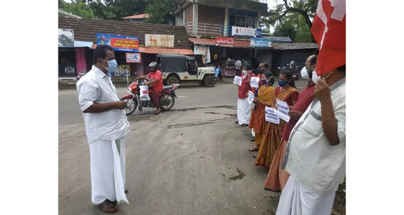 കേരള ആർട്ടിസാൻസ് യൂണിയൻ സിഐടിയു നെന്മാറ പഞ്ചായത്ത് കമ്മിറ്റി പെട്രോൾ, ഡീസൽ, പാചക വാതക വിലവർധനവിനെതിരെ നിൽപ്പു സമരം നടത്തി