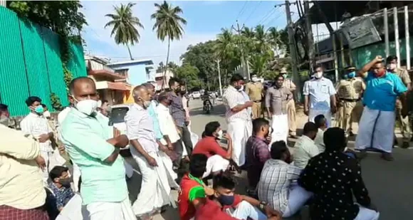 എന്‍സിഎച്ച്ആര്‍ഒ നേതാവ് വിളയോടി ശിവന്‍കുട്ടിയെ അറസ്റ്റ് ചെയ്തതിൽ ശക്തമായ പ്രതിഷേധം; പോലീസ് സ്റ്റേഷനിലേക്ക് മാർച്ചും ധർണ്ണയും നടത്തി