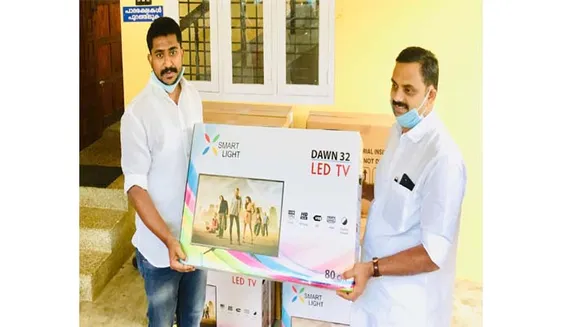 ഓൺലൈൻ പഠനം- ഡീൻ കുര്യാക്കോസ് എംപിയുടെ സ്മാർട്ട് ടിവി ചലഞ്ചിന് ആവേശകരമായ പ്രതികരണം