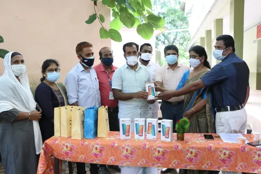 ഓൺലൈൻ പഠന സൗകര്യമില്ലാത്ത കുട്ടികൾക്ക് പൂർവ വിദ്യാർത്ഥികളുടെ സ്നേഹ സമ്മാനമായി മൊബൈൽ ഫോൺ