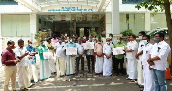 ജീവനക്കാർക്കെതിരെ ആക്രമണം; ബീവറേജസ് ജീവനക്കാർ കരിദിനം ആചരിച്ചു