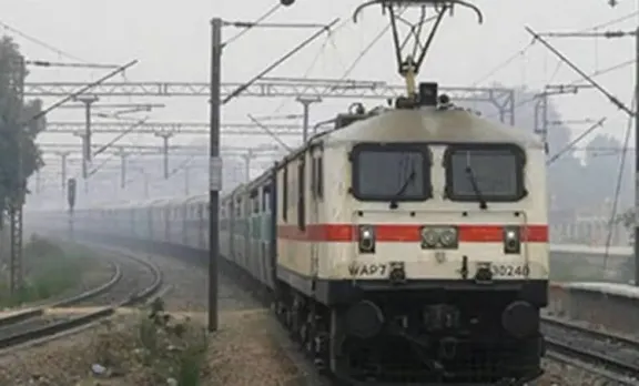 ട്രെയിനിനുള്ളില്‍ യാത്രക്കാരന്‍ തൂങ്ങിമരിച്ച സംഭവം; കാലുകള്‍ നിലത്ത് തട്ടിയ നിലയില്‍, അന്വേഷണം