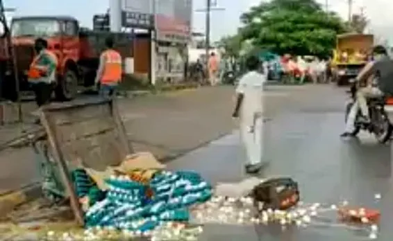 100 രൂപ കൈക്കൂലി നല്‍കിയില്ല; പതിനാലുകാരന്‍ വില്‍പ്പനയ്ക്ക് വച്ച മുട്ടകള്‍ തകര്‍ത്ത് അധികൃതര്‍; സംഭവം നടന്നത് മധ്യപ്രദേശില്‍; വീഡിയോ