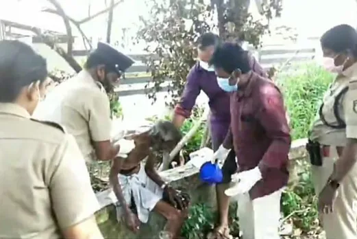 വൃണങ്ങളുമായി വഴിയരികിൽ കിടന്നിരുന്ന വൃദ്ധന് പോലീസ് തുണയായി
