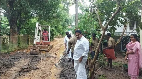 "ഹാവൂ ആശ്വാസമായി" തൃക്കയിൽ കടവ് റോഡിൽ ബോബ് ക്യാറ്റും ഹിറ്റാച്ചിയും ഇറക്കി പാറമക്ക് നിരത്തി. ഇനി ചെളിയിൽ ചവിട്ടാതെ നടക്കാം. മഴ കഴിഞ്ഞാലുടൻ റോഡ് ഉയർത്തും -  ആൻ്റോ പടിഞ്ഞാറേക്കര