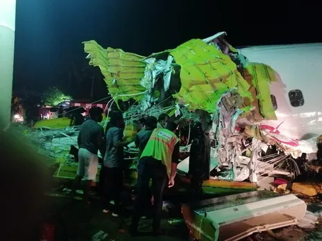 കരിപ്പൂര്‍ വിമാനദുരന്തത്തില്‍ പൈലറ്റടക്കം പൊലിഞ്ഞത് 11 ജീവനെന്ന് റിപ്പോര്‍ട്ട്‌:  മരിച്ചവരില്‍ ഒരു കുട്ടിയും