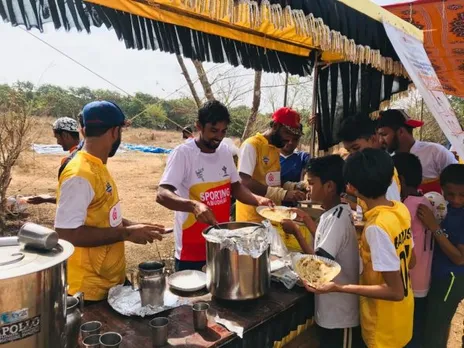 ആലൂരിൽ അമ്മി അച്ചു തട്ടുകട ക്രിക്കറ്റ് കളിക്കിടെ ശ്രദ്ധേയമായി