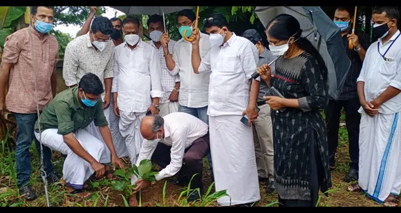 "നടുന്നത് മരങ്ങളല്ല; നമ്മുടെ ജീവിതം..." മുസ്‌ലിം യൂത്ത് ലീഗ് തൃശൂർ ജില്ലാ കമ്മറ്റിയുടെ പരിസ്ഥിതി ദിനാചാരണം കേരള കാർഷികസർവകലാശാല വൈസ് ചാൻസലർ ഡോ. ആർ ചന്ദ്രബാബു ഉദ്ഘാടനം ചെയ്തു